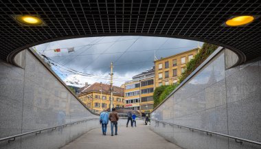 Neuchatel, İsviçre - 7 Ağustos 2023: Neuchatel 'deki binalara giden yeraltı geçidine bakın. Yürüyen insanlar