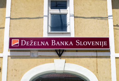 Ormoz, Slovenya - 14 Temmuz 2023: Dezelna banka Slovenije, Slovenya 'nın ulusal bankası. Rekabetçi teklif tüm bölümler içindir.