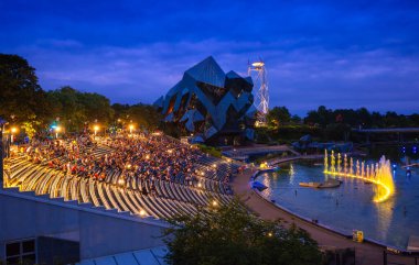 Poitiers, Fransa - 14 Ağustos 2023: Futuroscope Fransa 'da geleceğin medya teknolojileriyle ilgilenen bir tema parkı. Poitiers yakınlarındaki Chasseneuil-du-Poitou 'da yer almaktadır.