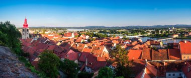 Ptuj, eski Styria Dükalığı 'nın en eski kasabasıdır. Spodnja Stajerska 'nın tarihi manzarasında yer almaktadır.