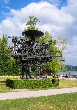 Zürih, İsviçre - 7 Temmuz 2023: 1964 'te Jean Tinguely, Lozan' daki ulusal sergi için demir çubuklar, çelik tekerlekler, metal tavalar ve borulardan oluşan büyük kinetik Eureka heykelini yaptı..