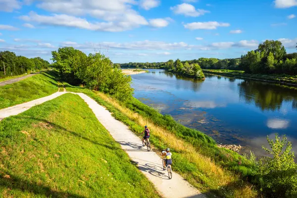 Chatilllon sur Loire, Fransa - 9 Ağustos 2023: Bisikletçiler Fransa 'daki Loire Nehri boyunca bisiklet yolu üzerinde.