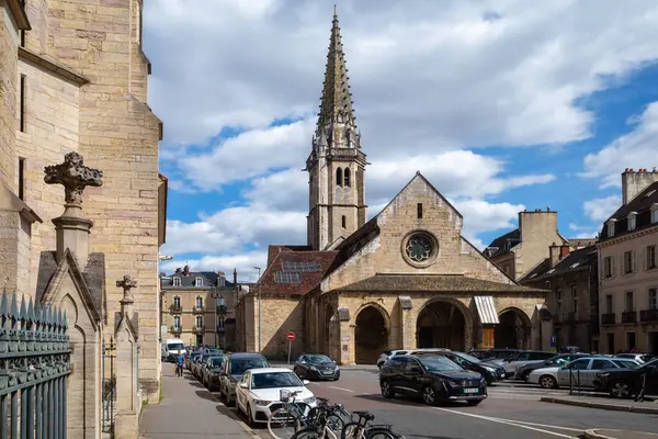 Dijon, Fransa - 8 Ağustos 2023: Dijon şehrindeki Saint Philibert Kilisesi