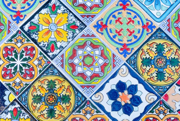 Duvardaki farklı renklerde seramik fayansların arkaplanı