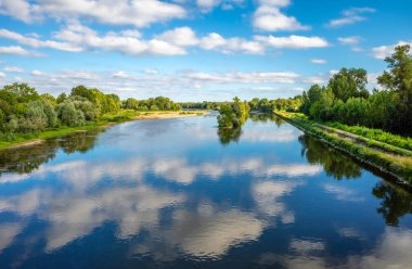 Yaklaşık 1006 kilometre uzunluğuyla Loire, Atlantik 'e akan en büyük Fransız ırmağıdır..