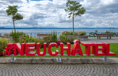 Neuchatel, İsviçre - 8 Ağustos 2023: Neuchatel, İsviçre kantonunun Fransızca konuşan başkenti, Neuchatel Gölü 'nün kuzey kıyısında yer almaktadır..