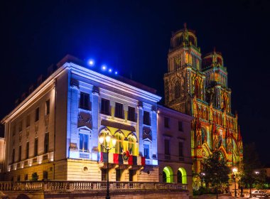 Orleans, Fransa - 10 Ağustos 2023 Aydınlatılmış Belediye Binası ve büyük bir yaz ışığı gösterisi Orleans 'taki Sainte-Croix - Kutsal Haç Katedrali