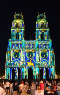 Orleans, Fransa - 10 Ağustos 2023: Sainte-Croix 'deki büyük yaz ışığı gösterisi - Kutsal Haç - Orleans katedrali