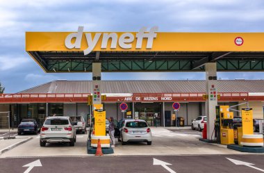 Arzens, Fransa - 31 Temmuz 2023: Carcassonne Arzens hizmet alanında Dyneff yakıt istasyonu Güney Fransa 'da A61 boyunca