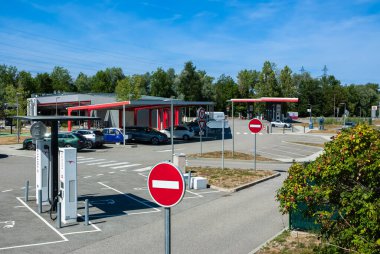 Annecy, Fransa - 2 Mart 2023: Annecy, Savoie 'deki A41 boyunca hizmet istasyonu Aire de Fontanelles
