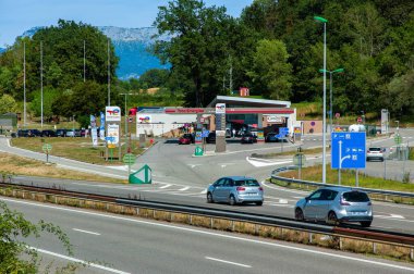 Annecy, Fransa - 2 Mart 2023: Annecy, Savoie 'deki A41 boyunca Aire de la Ripaille' deki hizmet istasyonu Toplam Enerji