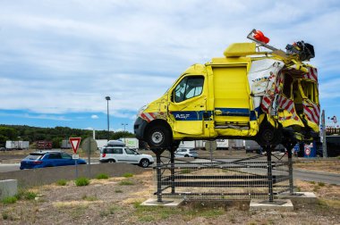 Vinassan, Fransa - 31 Temmuz 2023: Fransa 'da A9 karayolu boyunca Aire de Narbonne Vinassan servis alanında araba kazası