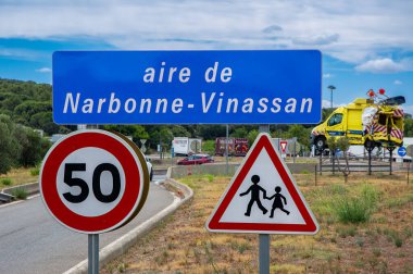 Vinassan, Fransa - 31 Temmuz 2023: Fransa 'da A9 karayolu boyunca uzanan Aire de Narbonne Vinassan hizmet alanı