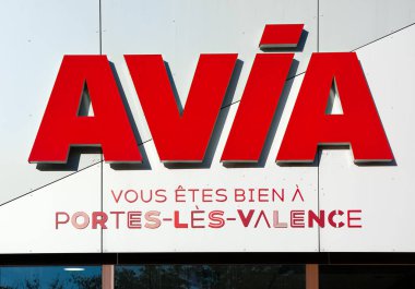 Valence, Fransa - 30 Temmuz 2023: Fransa 'da A7 karayolu boyunca hizmet alanı ve AVIA benzin istasyonu Aire de Portes les Valence