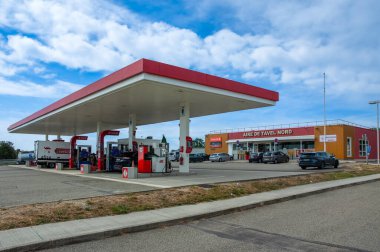 Tavel, Fransa - 31 Temmuz 2023: Fransa 'da A9 boyunca hizmet alanı Aire de Tavel Nord ve Esso benzin istasyonu