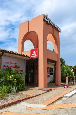 Capendu, Fransa - 31 Temmuz 2023: Fransa 'da A9 karayolu boyunca Autogrill restoranı bulunan hizmet alanı Aire des Corbieres Nord