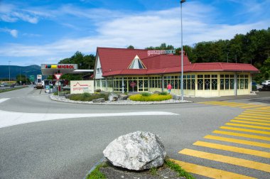 Gunzgen, İsviçre - 30 Temmuz 2023: İsviçre otoyolu boyunca benzin istasyonu Migrol ile Gunzgen Nord hizmet alanı