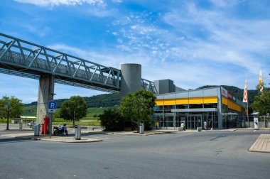 Gilly, İsviçre - 30 Temmuz 2023: İsviçre otoyolu boyunca La Cote servis alanı