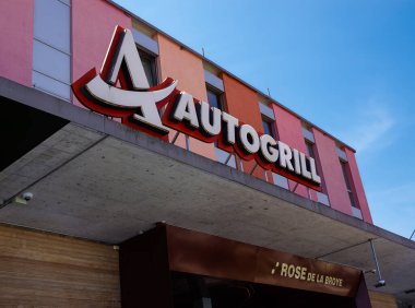Lully, İsviçre - 30 Temmuz 2023: Rose de la Broye hizmet alanındaki otomatik ızgara restoran