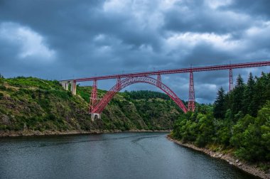 Garabit Viaduct, Gustave Eiffel tarafından inşa edilmiş kırmızı bir demiryolu kemeri. Cantal, Fransa