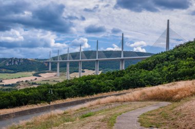 Millau, Fransa - 2 Ağustos 2023: Güney Fransa 'daki görkemli modern Millau Viaduct