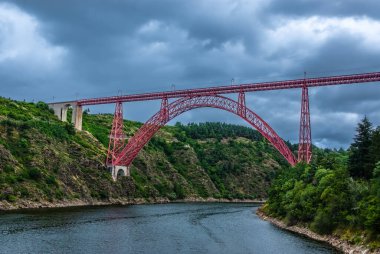 Garabit Viaduct, Gustave Eiffel tarafından inşa edilmiş kırmızı bir demiryolu kemeri. Cantal, Fransa