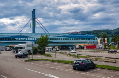 Wurenlos, İsviçre - 30 Temmuz 2023: Benzin istasyonu ve alışveriş merkezi olan Wurenlos servis alanı