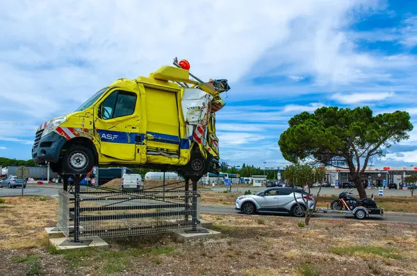 Vinassan, Fransa - 31 Temmuz 2023: Fransa 'da A9 karayolu boyunca Aire de Narbonne Vinassan servis alanında araba kazası