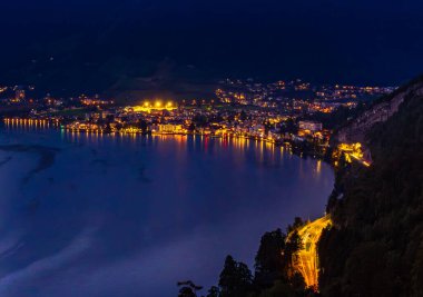 İsviçre 'nin Brunnen SZ kasabası Lucerne Gölü' nde mavi saatte