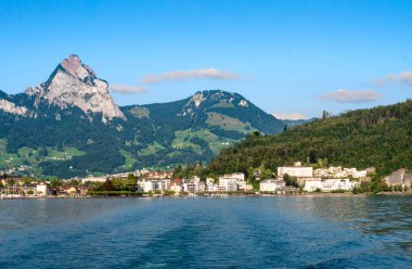 İsviçre 'nin Schwyz kantonunun Schwyz ilçesinde, Lucerne Gölü üzerinde yer alan Brunnen' deki Urnersee Gölü veya Luzerne Gölü 'nden bir manzara..