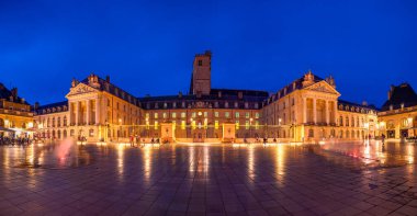 Dijon, Fransa - 8 Ağustos 2023: Dijon 'da Kurtuluş Meydanı ve Burgundy Dükleri Sarayı (Palais des ducs de Bourgogne).