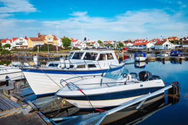 Marstrand, İsveç - 22 Mayıs 2023: Liman ve Marstrand kasabası, güney Bohuslan 'ın Kungalv belediyesinde yer almaktadır.