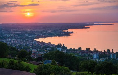 Günbatımında parlayan gökyüzü Rorschach üzerinde İsviçre 'de Constance Gölü' nde