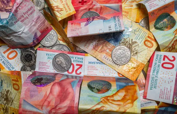 Karışık İsviçre banknotları ve küçük banknotlar yığını.