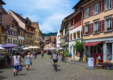 Stein am Rhein - 23 Temmuz 2023: Ortaçağ Stein am Rhein kasabasında turistler