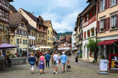 Stein am Rhein - 23 Temmuz 2023: Ortaçağ Stein am Rhein kasabasında turistler