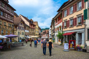 Stein am Rhein - 23 Temmuz 2023: Ortaçağ Stein am Rhein kasabasında turistler