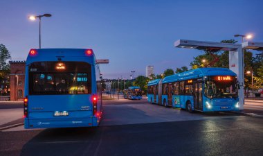 Göteborg, İsveç - 30 Mayıs 2023: Göteborg 'daki ABB elektrik şarj istasyonunda Volvo elektrikli otobüsleri şarj ediliyor