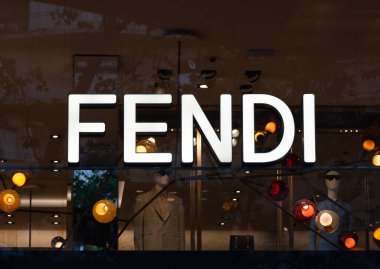Barselona, İspanya - 7 Ekim 2023: Fendi, özellikle kürk ürünleri, el çantaları ve diğer deri ürünleriyle tanınan uluslararası bir İtalyan moda şirketidir..