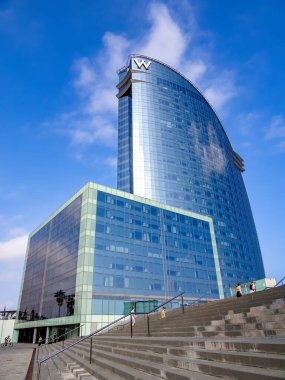 Barselona, İspanya - 7 Ekim 2023 Barselona Barceloneta Plajı 'nda yelken benzeri lüks bir otel binasıdır.