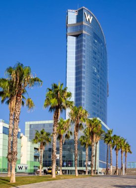 Barselona, İspanya - 7 Ekim 2023 Barselona Barceloneta Plajı 'nda yelken benzeri lüks bir otel binasıdır.