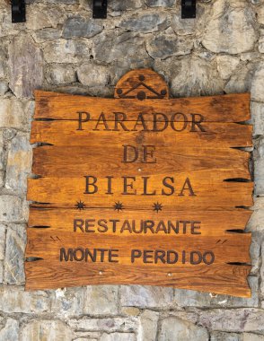 Bielsa, İspanya - 11 Ekim 2023: The Parador de Bielsa hostel and locası Monte Perdido 'nun eteklerinde yer almaktadır..