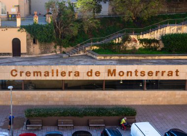 Montserrat, İspanya - 8 Ekim 2023: Cremallera de Montserrat Katalonya 'da bir metre ölçülü, elektrikli yapışkandır. Monistrol tren istasyonundan Montserrat manastırına kadar gidiyor.