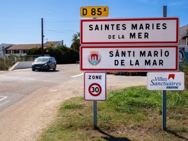 Saintes Maries de la Mer, Fransa - 2 Ekim 2023: Saintes Maries de la Mer Camargue 'de bir turizm merkezi ve çingeneler için bir hac mekanıdır.