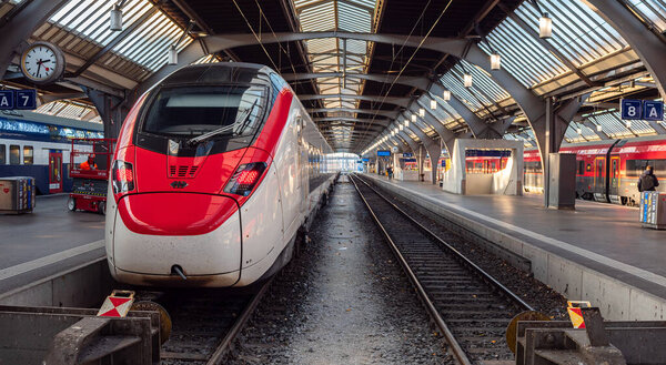 Цюрих, Швейцария - 23 ноября 2023 года: Анаморфное фото современного поезда, останавливающегося на железнодорожном вокзале Цюриха