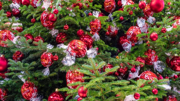 瑞士苏黎世 2023年11月23日 苏黎世火车站的传统圣诞树 装饰有林德巧克力 — 图库照片#