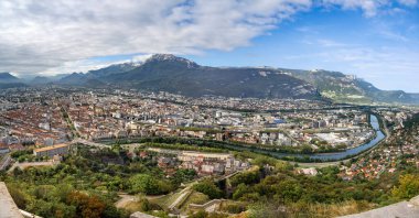 Grenoble şehrinin manzaralı panoramik manzarası, Auvergne-Rhone-Alpes bölgesi, Fransa.