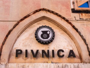 Koper, Slovenya - 8 Kasım 2023: Pivnica eski Koper kasabasındaki bir barın adı