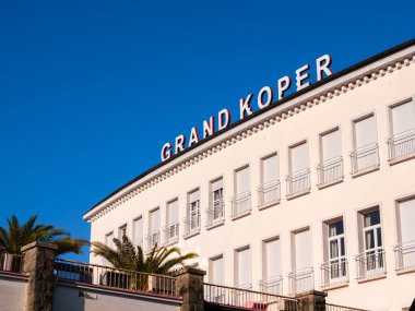Koper, Slovenya - 8 Kasım 2023: The Hotel Grand Koper, Eski Koper Kasabası 'ndaki deniz kıyısında yer almaktadır..