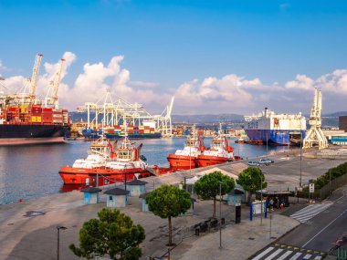 Koper, Slovenya - 11 Kasım 2023: Koper Limanı - Avrupa 'da geniş bir deniz ve demiryolu bağlantıları ağına sahip Slovenya' nın Koper uluslararası limanı